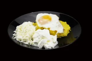 Mamaliguta cu branza si smantana + oua ochiuri