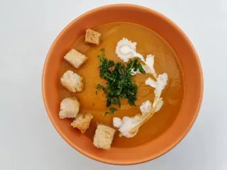 Ciorba de salata cu jumari de ou