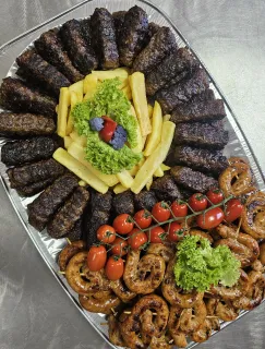 MIX GRILL la gratar cu carbuni ( mici 2 buc + ceafa de porc ) si cartofi prajiti