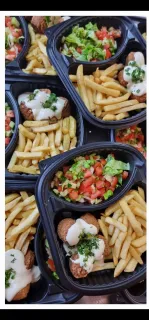 Falafel cu cartofi prajiti, lipie si salatica asortata